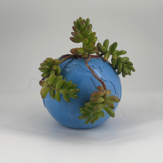 Globo in ceramica artigianale Popikò, finitura opaca azzurra, design minimalista Made in Italy fatto a mano con pianta.