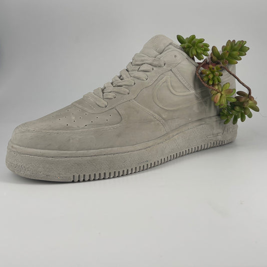 Coprivaso sneaker Popikò in ceramica artigianale opaca grigia, fatto a mano Made in Italy, stile urbano contemporaneo.