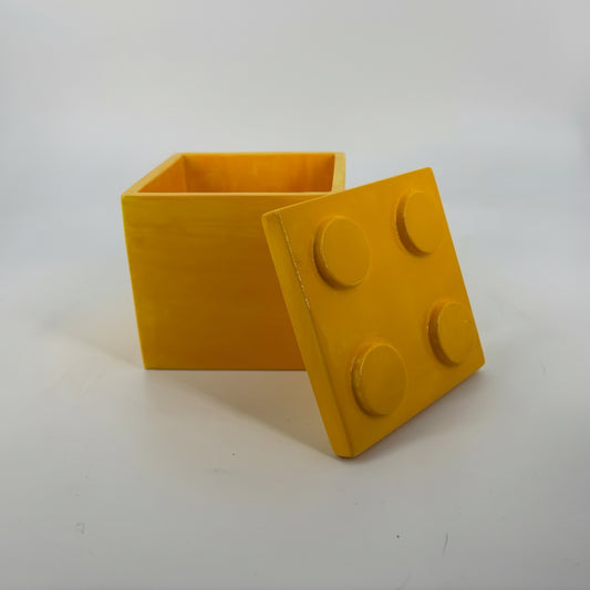 Contenitore quadrato in ceramica artigianale Popikò giallo opaco con coperchio decorativo, Made in Italy fatto a mano.