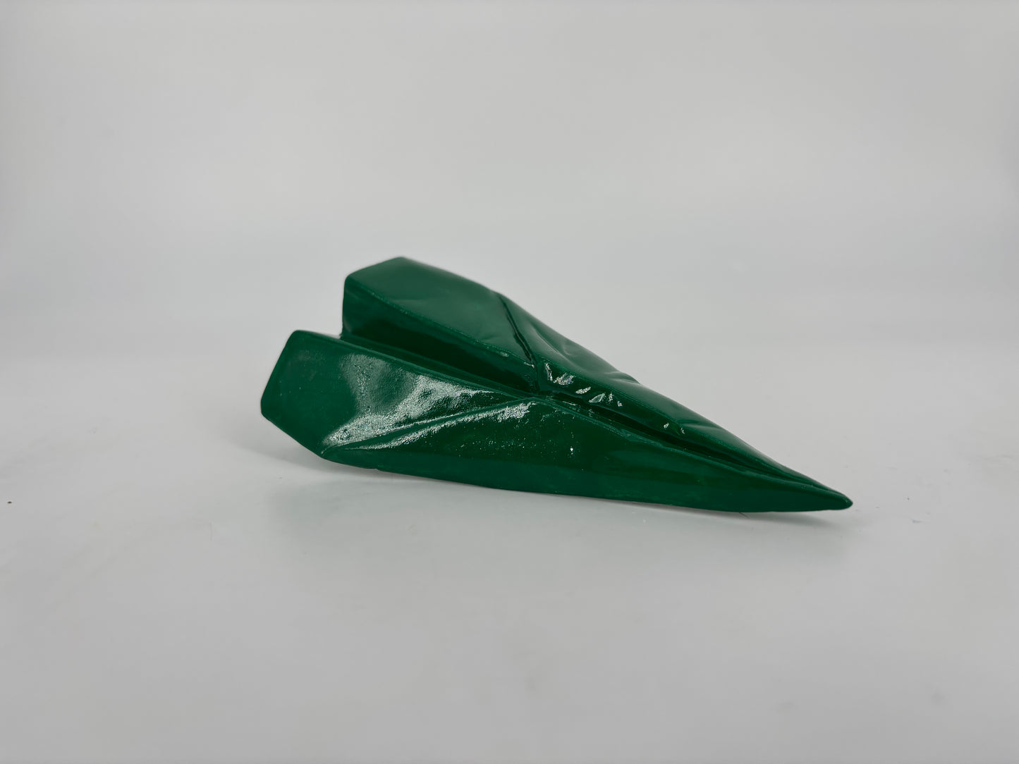 Razzetto in ceramica artigianale Popikò verde lucido, fatto a mano, stile contemporaneo Made in Italy.