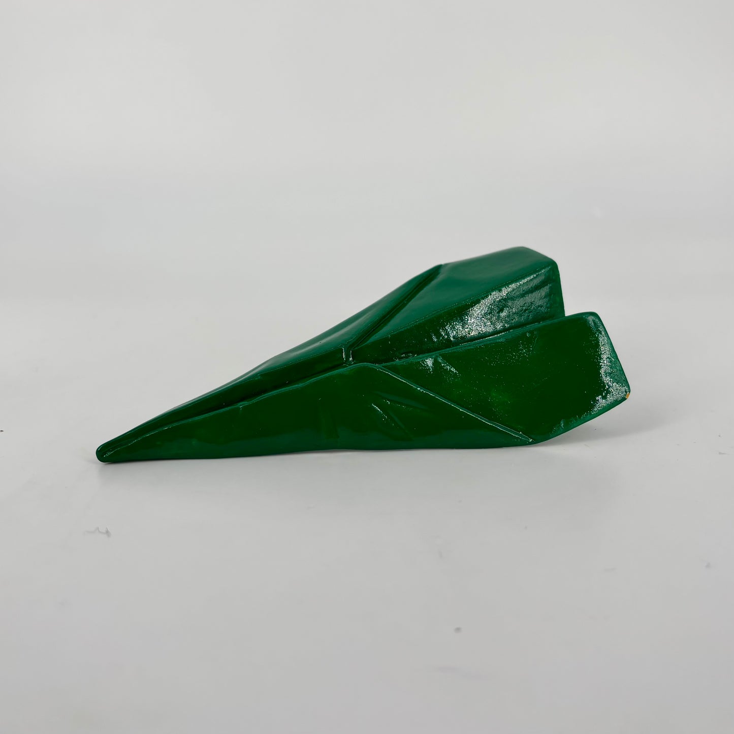 Razzetto in ceramica artigianale Popikò verde lucido, design contemporaneo, fatto a mano Made in Italy.