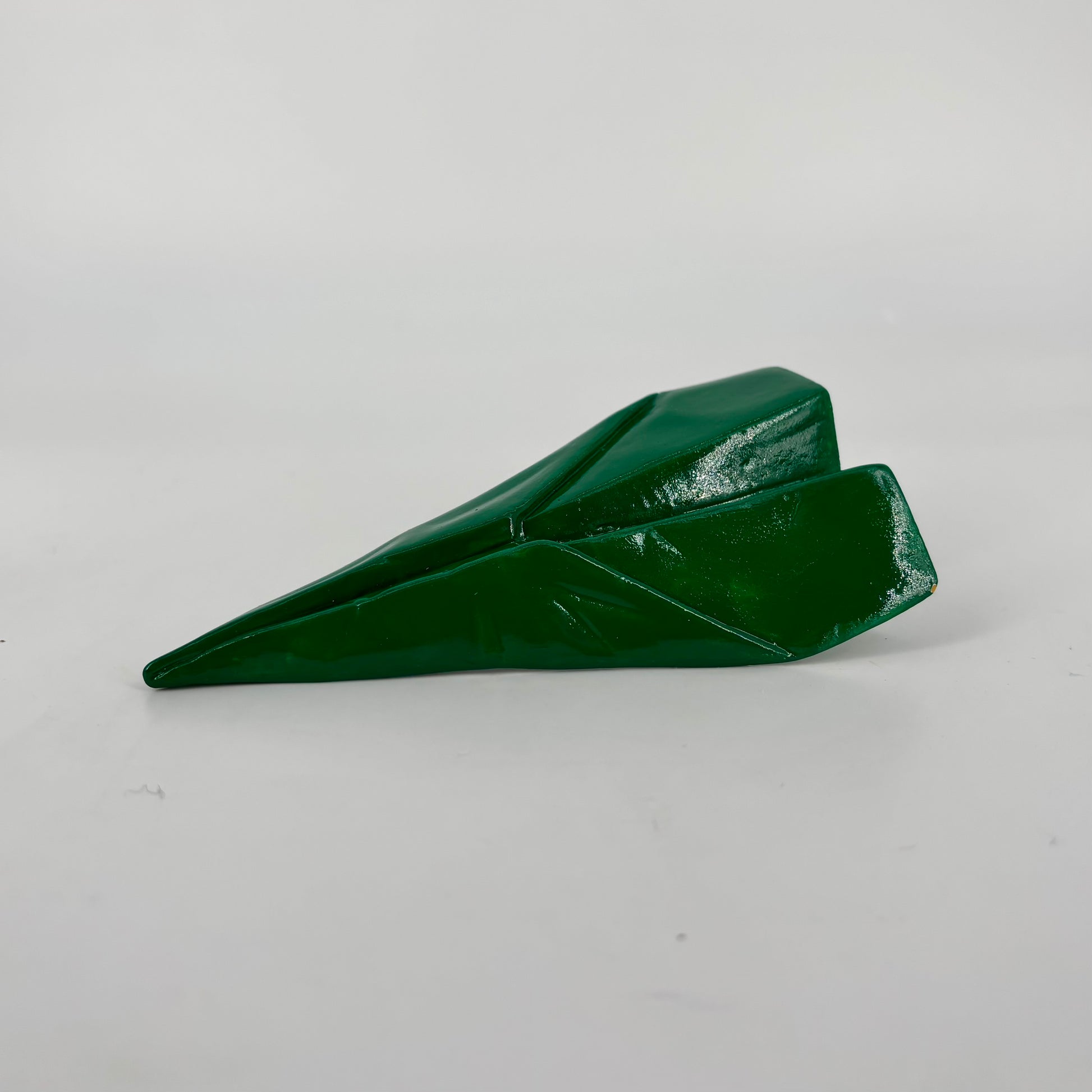 Razzetto in ceramica artigianale Popikò verde lucido, design contemporaneo, fatto a mano Made in Italy.