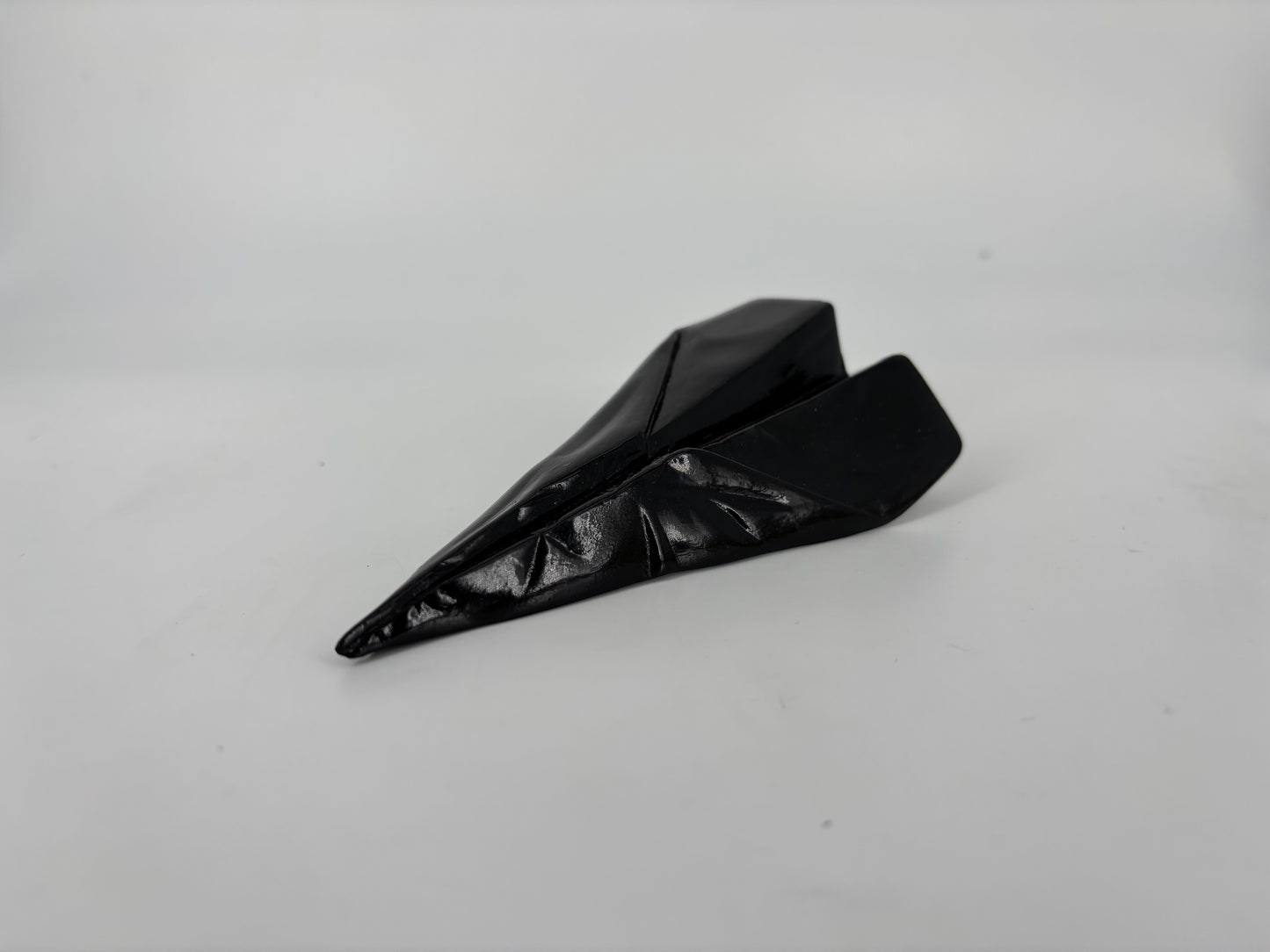 Razzetto Popikò in ceramica artigianale nera lucida, fatto a mano in Italia, design contemporaneo elegante.