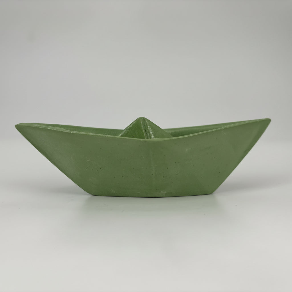 Barchetta in ceramica artigianale Popikò verde opaco, design origami, Made in Italy fatto a mano, pezzo decorativo elegante.