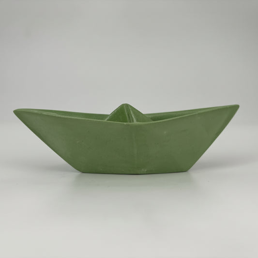 Barchetta in ceramica artigianale Popikò verde opaco, design origami, Made in Italy fatto a mano, pezzo decorativo elegante.