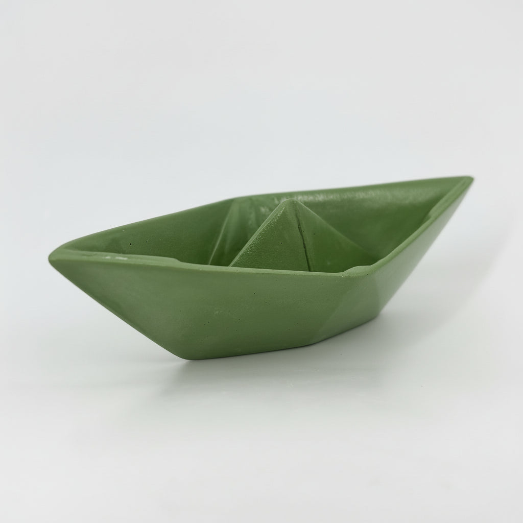 Barchetta in ceramica artigianale Popikò verde opaca, design origami minimalista, Made in Italy fatto a mano.