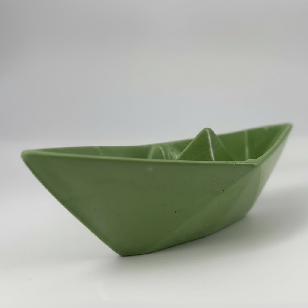 Barchetta in ceramica artigianale Popikò verde opaco, fatto a mano in Italia con design origami contemporaneo.