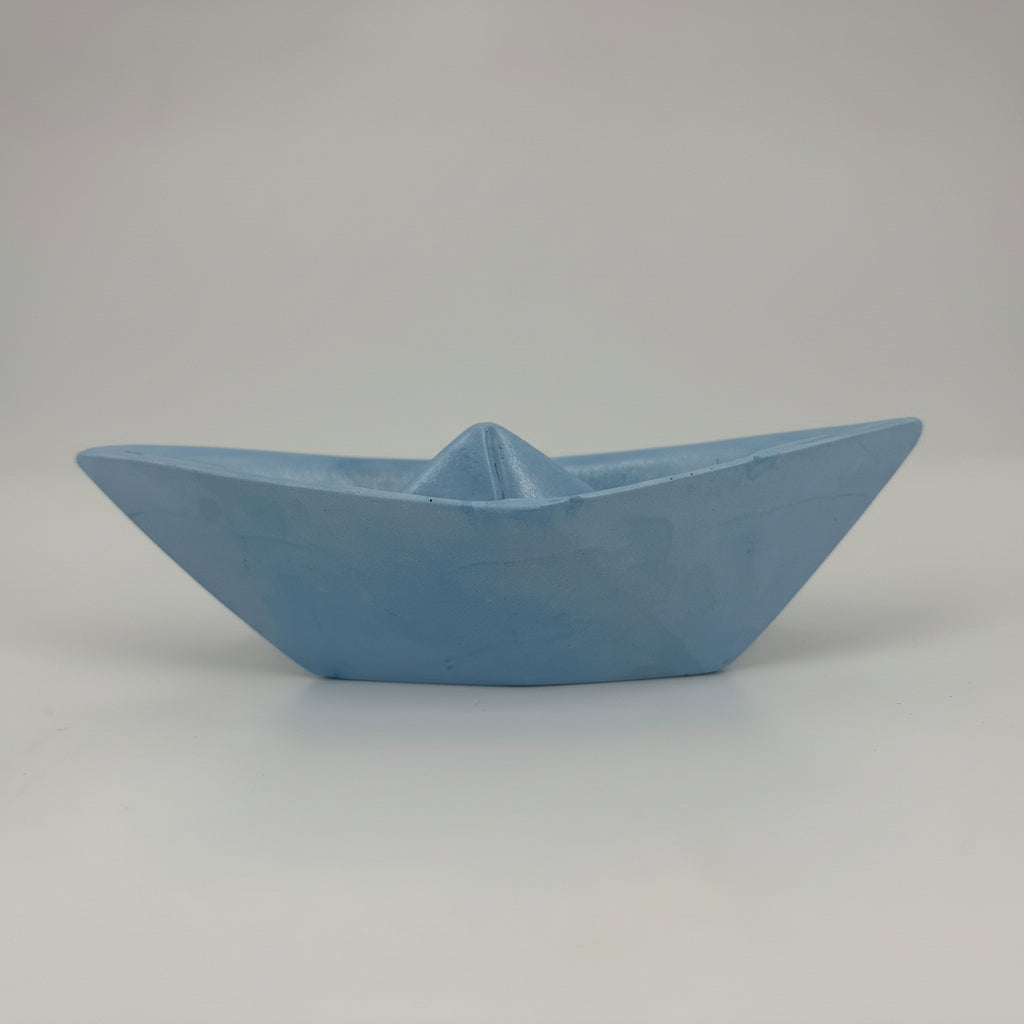Barchetta Popikò in ceramica artigianale azzurra opaca, design minimalista fatto a mano Made in Italy.