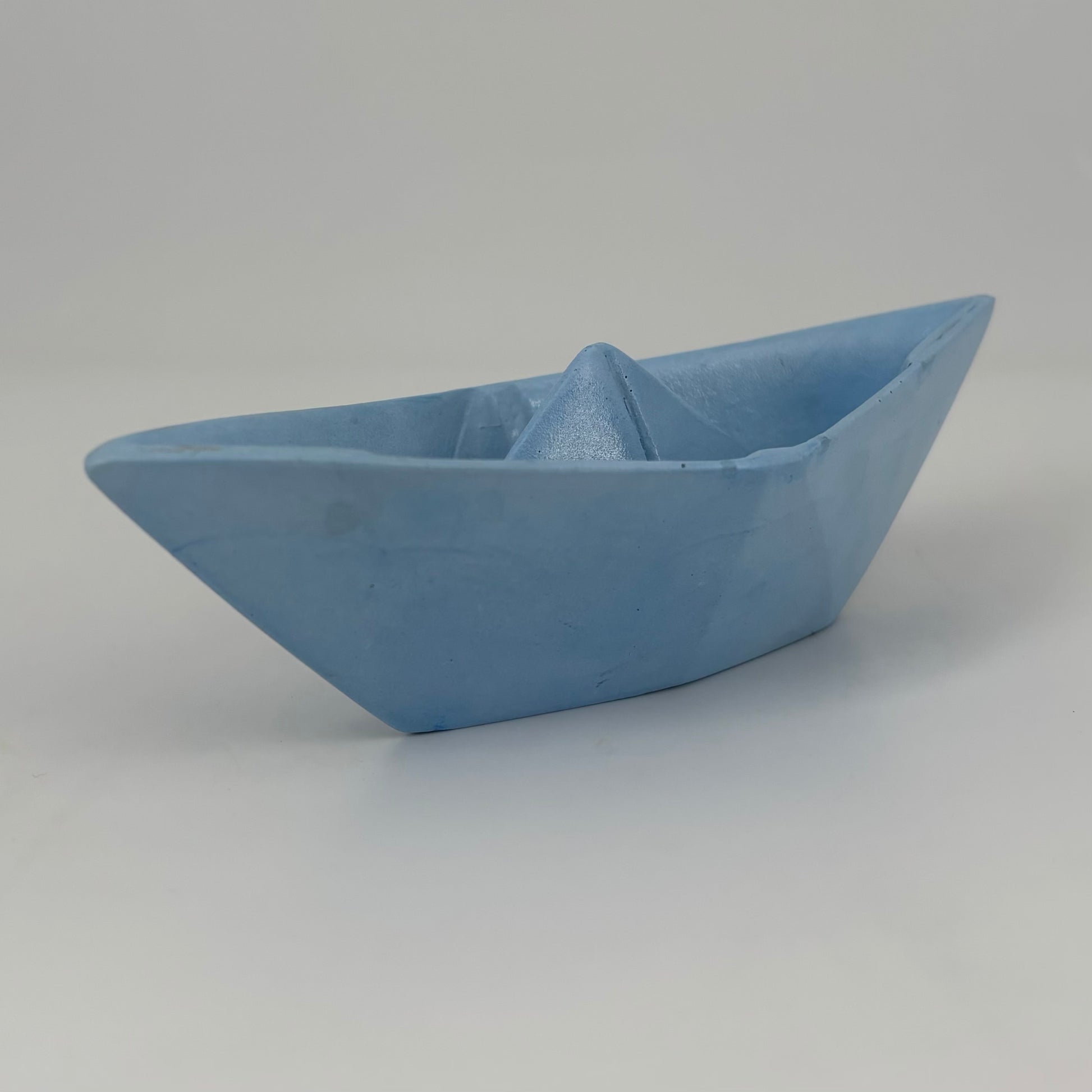 Barchetta in ceramica artigianale Popikò azzurra opaca, fatto a mano, design minimalista Made in Italy.