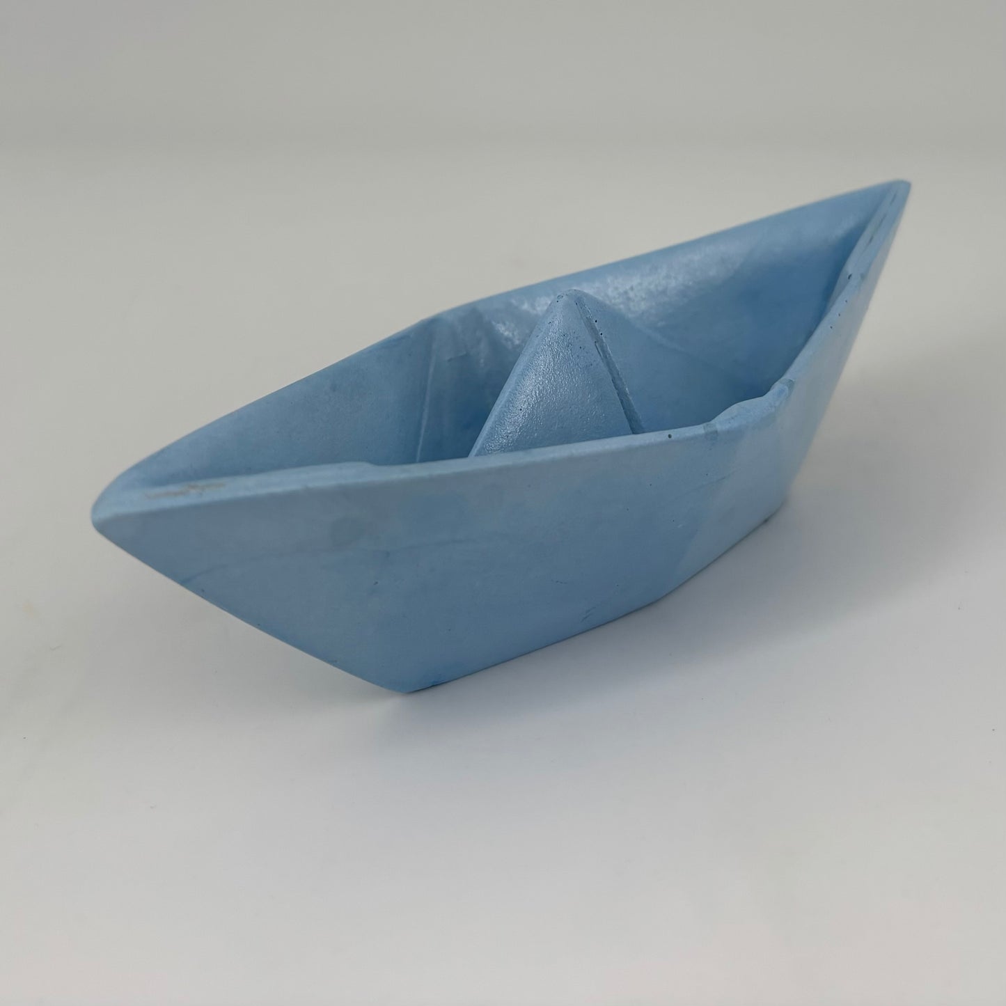 Barchetta in ceramica artigianale Popikò celeste opaca, stile origami minimalista Made in Italy fatto a mano.