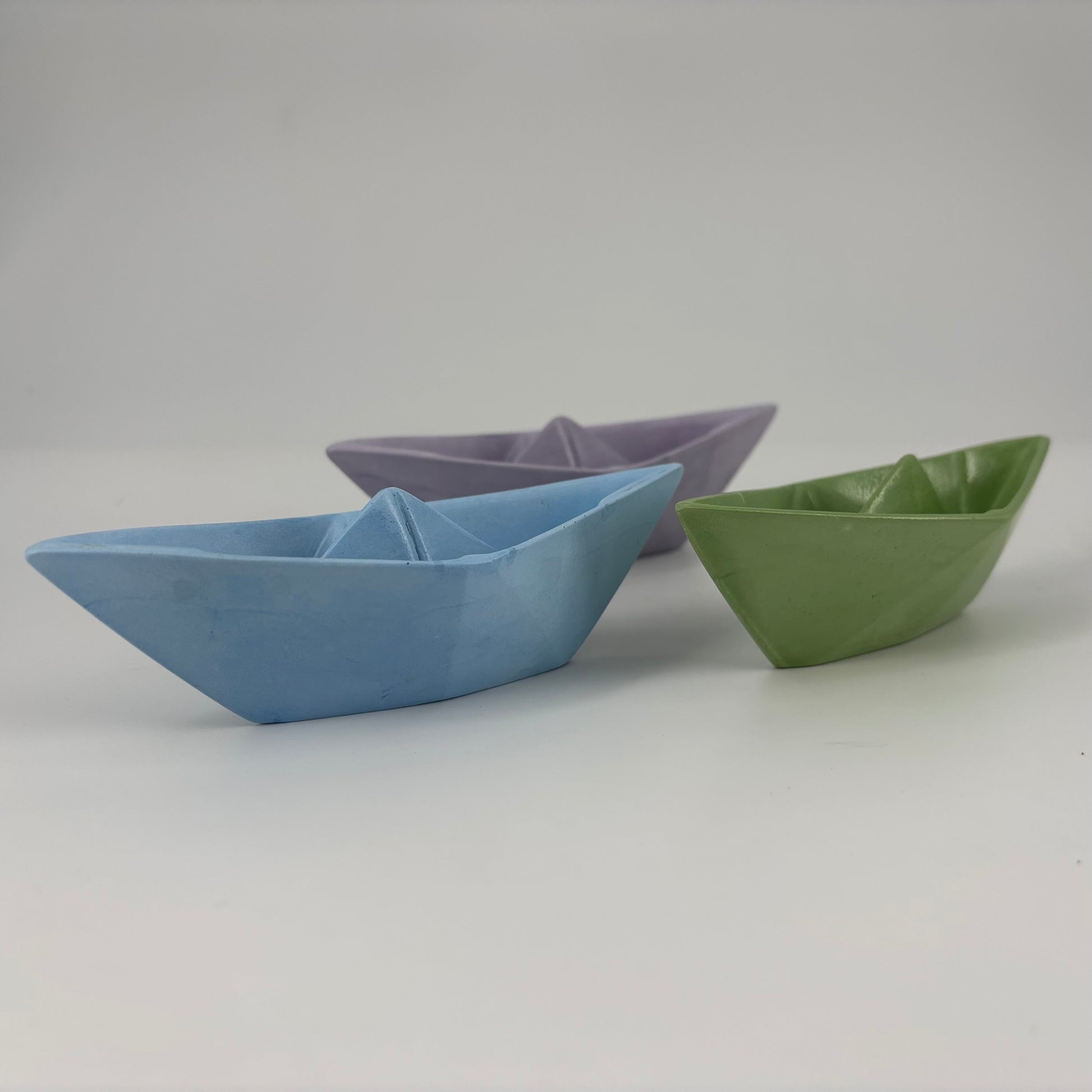 Barchette Popikò in ceramica artigianale fatta a mano, finitura opaca colori pastello, stile origami Made in Italy.