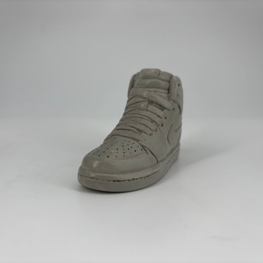 Mini sneaker Popikò in ceramica artigianale grigia, finitura opaca, Made in Italy, design contemporaneo fatto a mano.