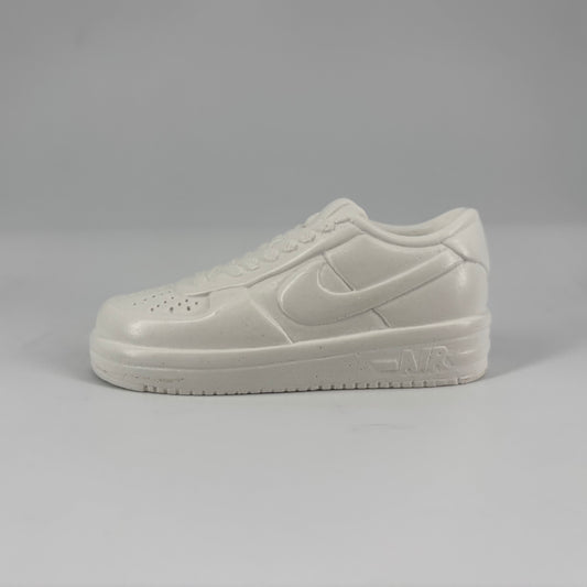 Mini sneaker Popikò in ceramica artigianale bianca opaca, Made in Italy, stile contemporaneo fatto a mano.