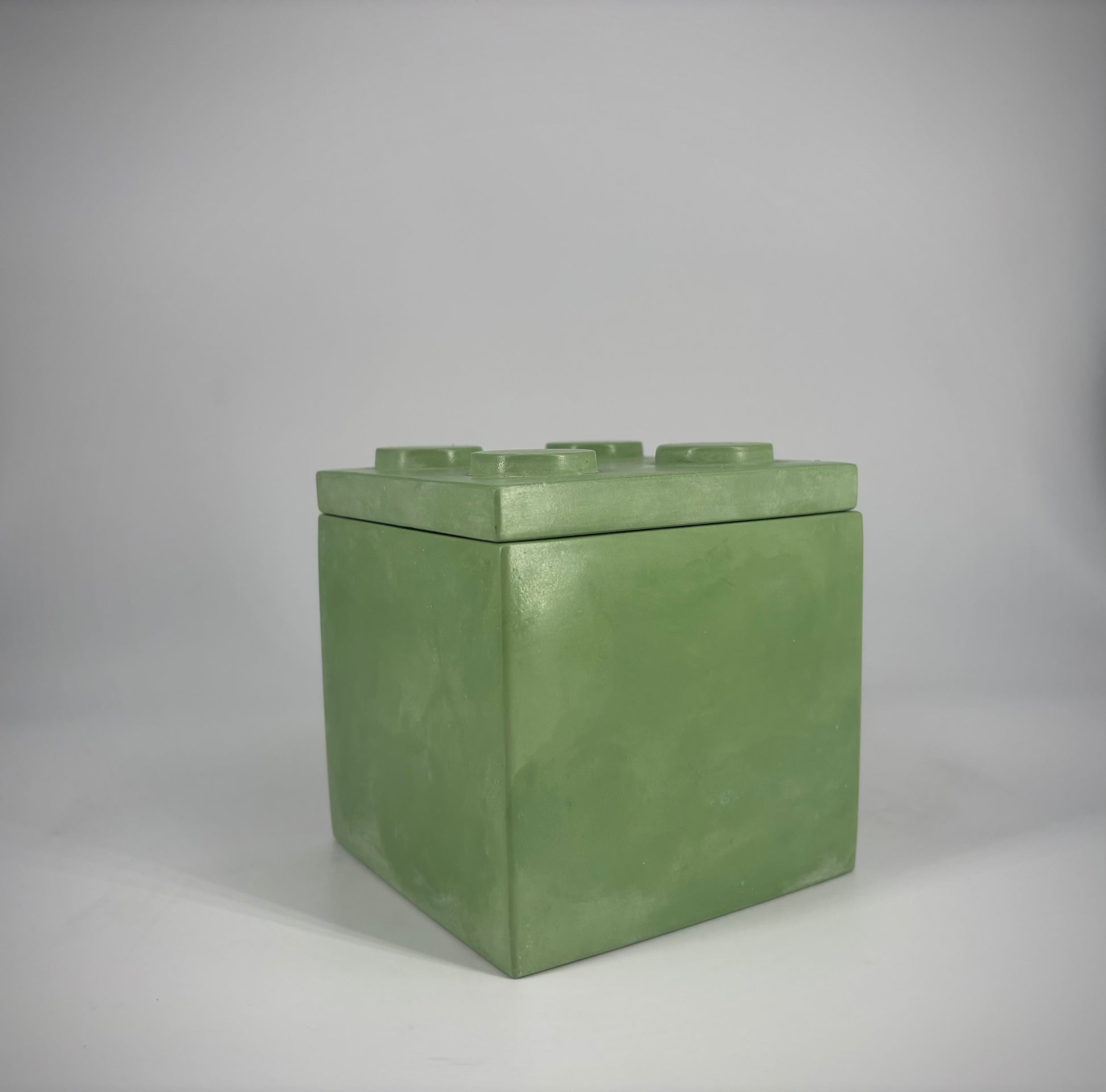Contenitore Cubo Popikò in ceramica artigianale verde opaco, design minimalista, fatto a mano in Italia.