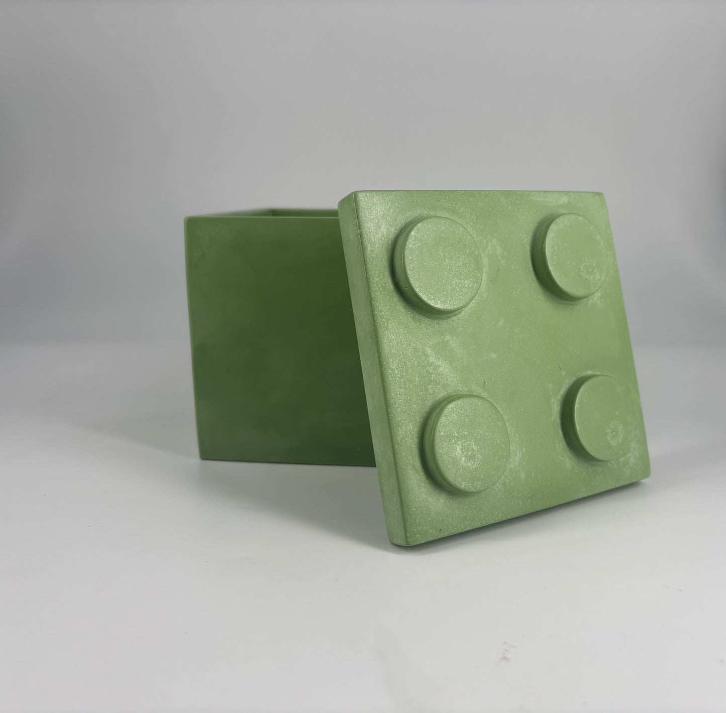 Cubo in ceramica artigianale Popikò verde opaco, contenitore multifunzione fatto a mano, Made in Italy, stile minimalista.