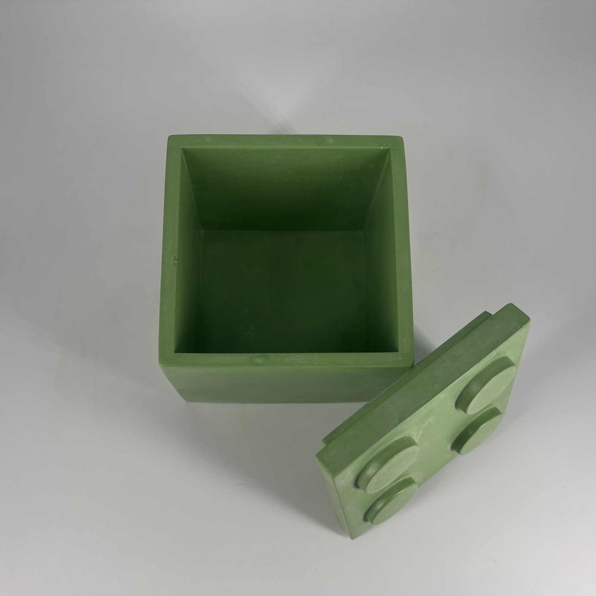 Contenitore quadrato Popikò in ceramica artigianale verde opaco, Made in Italy, stile minimalista fatto a mano.