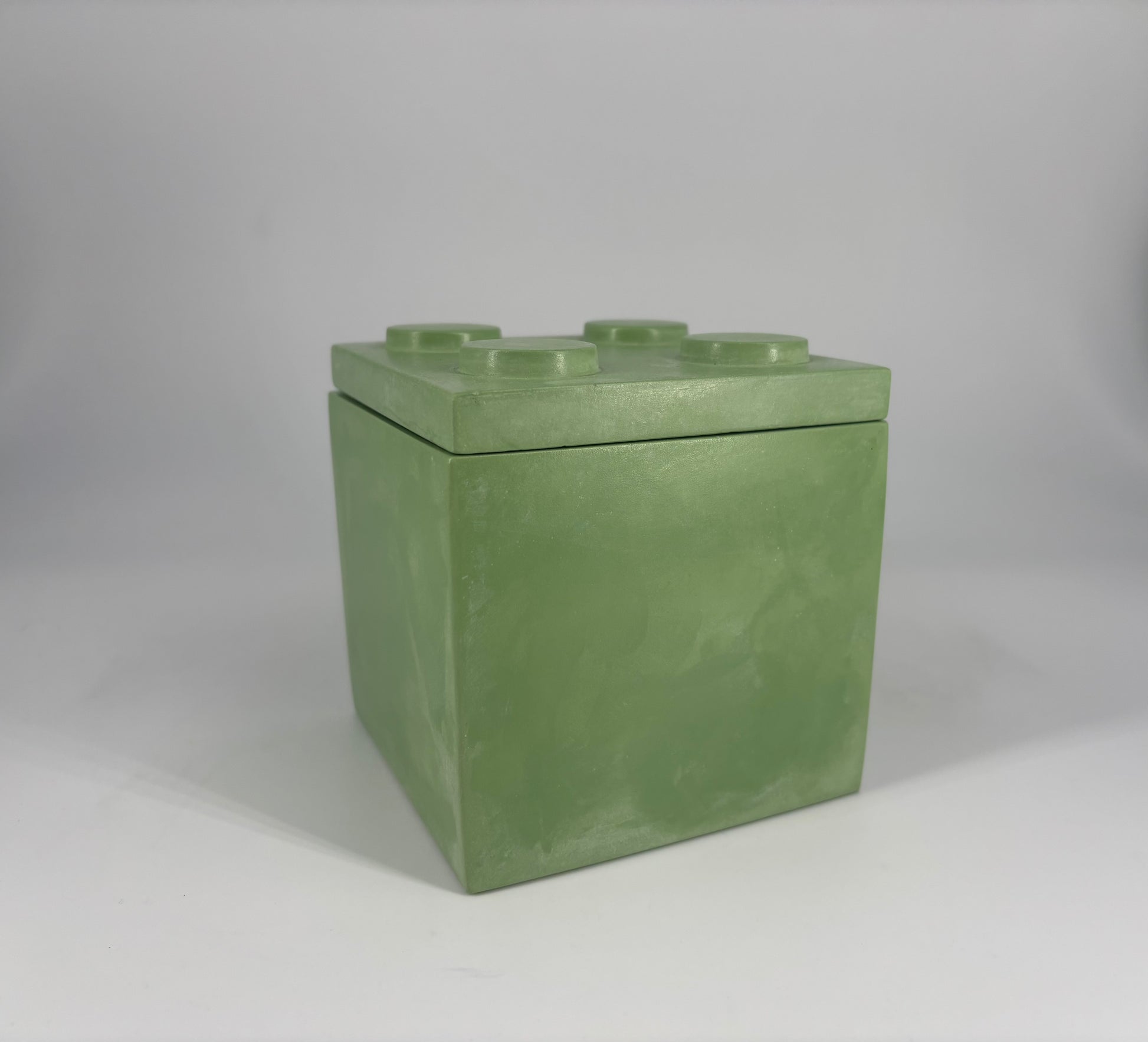 Contenitore Cubo Popikò in ceramica artigianale verde opaco fatto a mano, design minimalista Made in Italy.