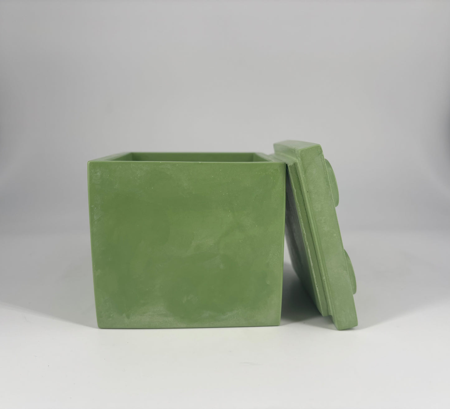 Cubo Popikò in ceramica artigianale verde opaco, scatola multifunzione fatta a mano Made in Italy elegante e minimalista.