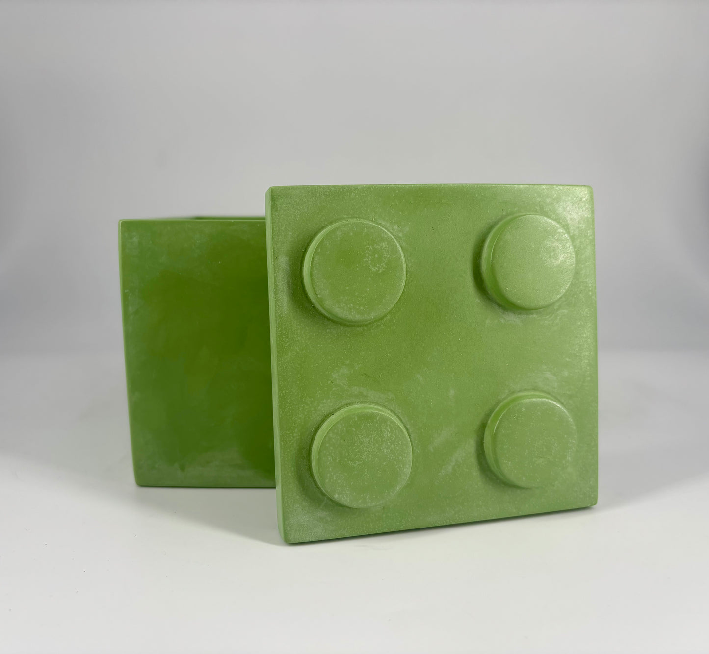 Contenitore Cubo Popikò in ceramica artigianale verde opaco, fatto a mano in Italia, stile contemporaneo elegante.