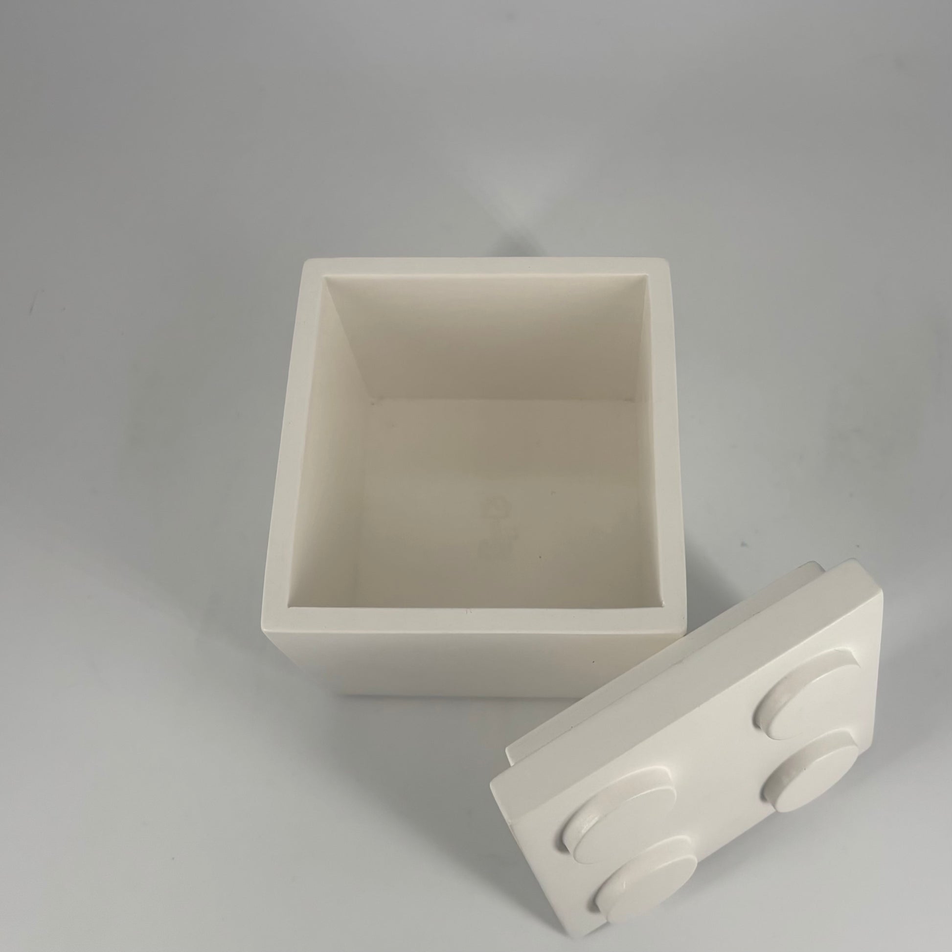 Cubo contenitore Popikò in ceramica artigianale bianca opaca, fatto a mano in Italia, design minimalista contemporaneo.