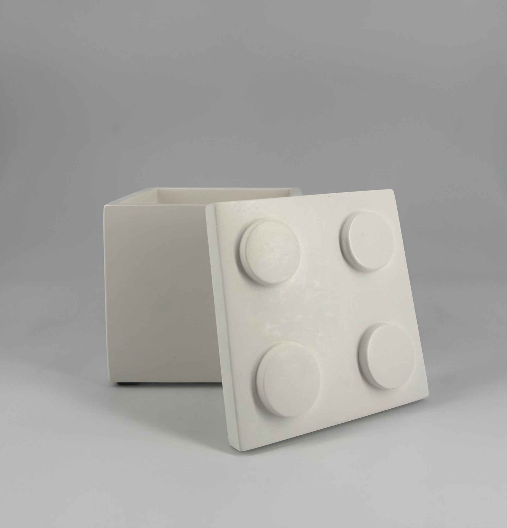 Cubo contenitore Popikò in ceramica artigianale bianca opaca, fatto a mano in Italia, design minimalista contemporaneo.