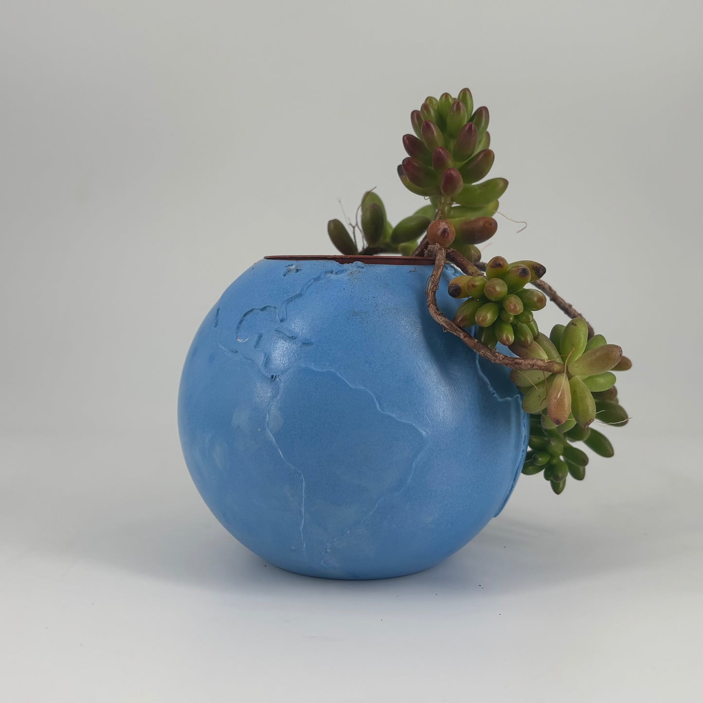 Coprivaso Popikò in ceramica artigianale fatta a mano, finitura opaca azzurra, design contemporaneo Made in Italy.