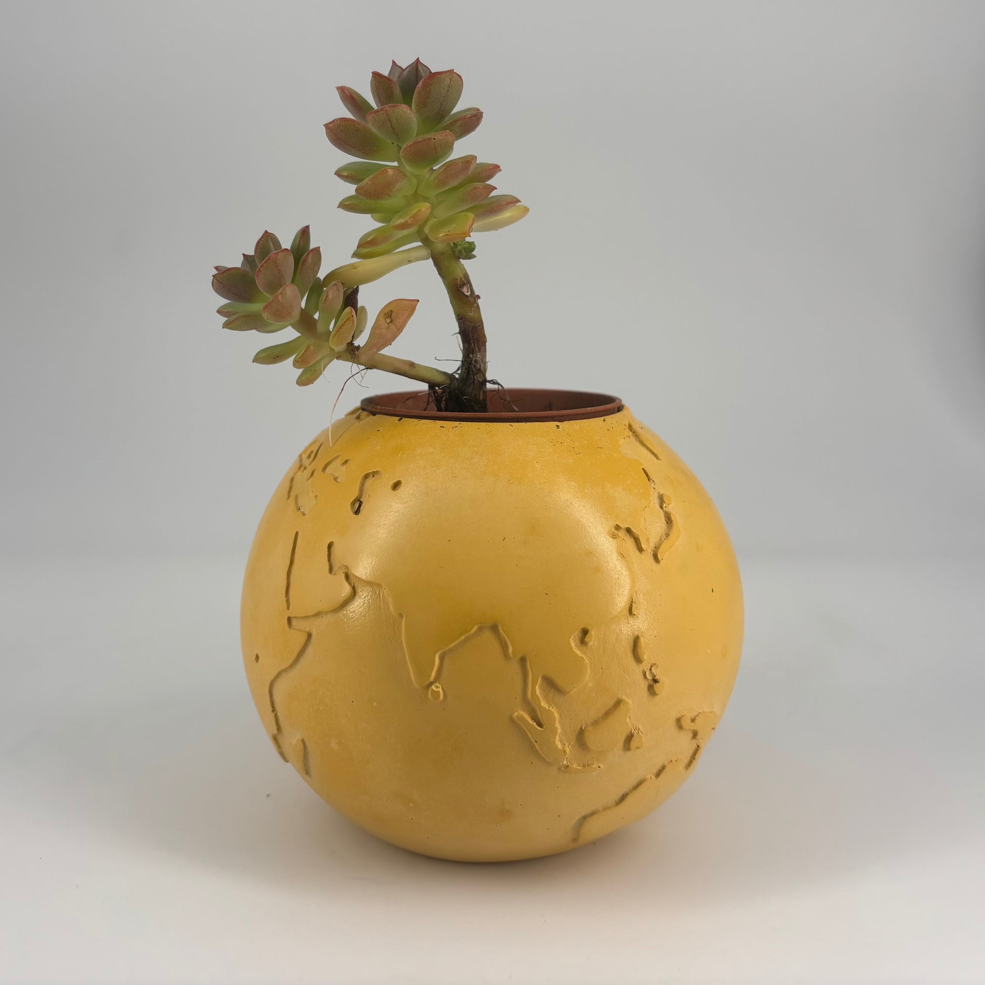 Coprivaso Popikò in ceramica artigianale gialla opaca, fatto a mano, design globo contemporaneo Made in Italy.