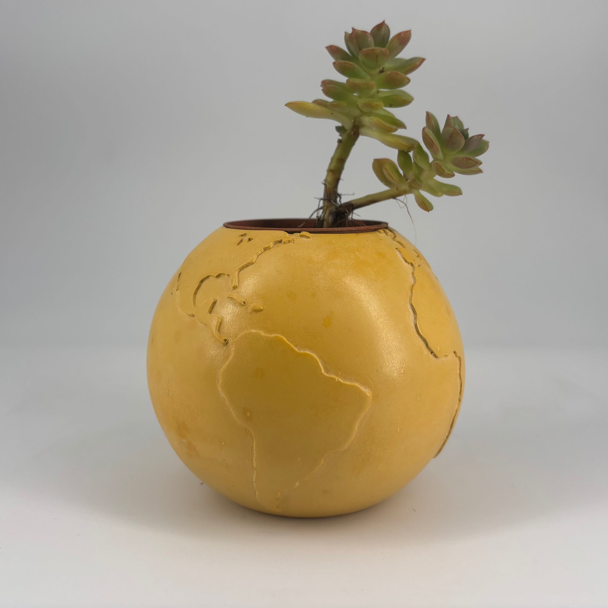 Coprivaso in ceramica artigianale Popikò giallo opaco, globo stilizzato fatto a mano, design contemporaneo Made in Italy.