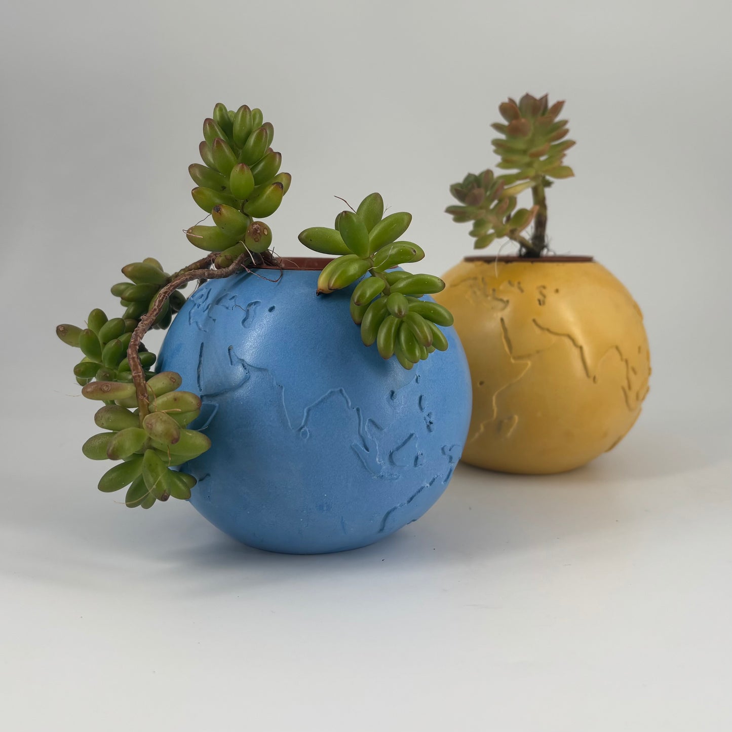 Coprivaso sferico Popikò in ceramica artigianale fatta a mano, finitura opaca blu e giallo, stile contemporaneo Made in.