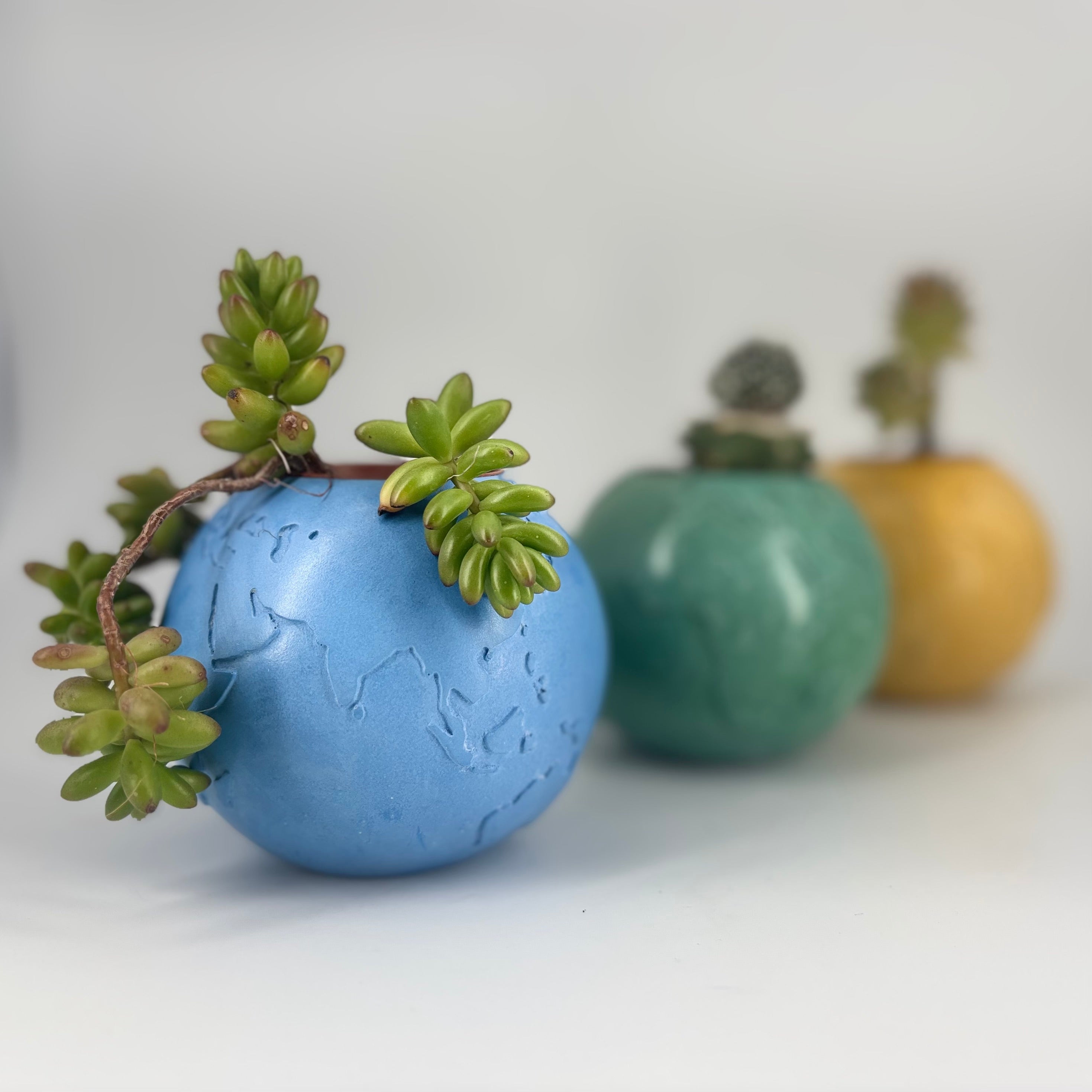 Coprivaso sferico Popikò in ceramica artigianale fatta a mano, finitura lucida blu, design contemporaneo Made in Italy.