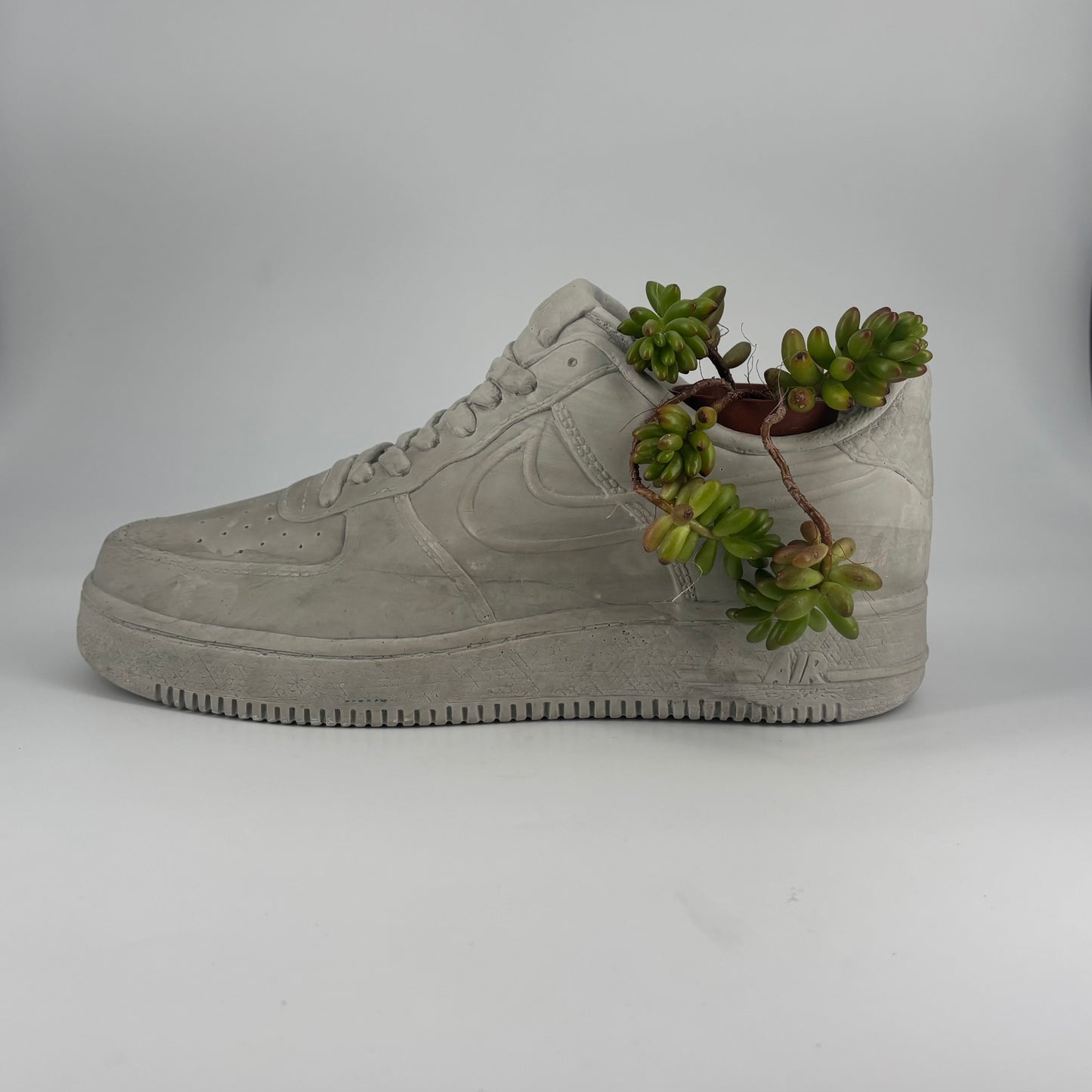 Coprivaso sneaker in ceramica artigianale Popikò, finitura opaca color grigio, Made in Italy fatto a mano elegante.