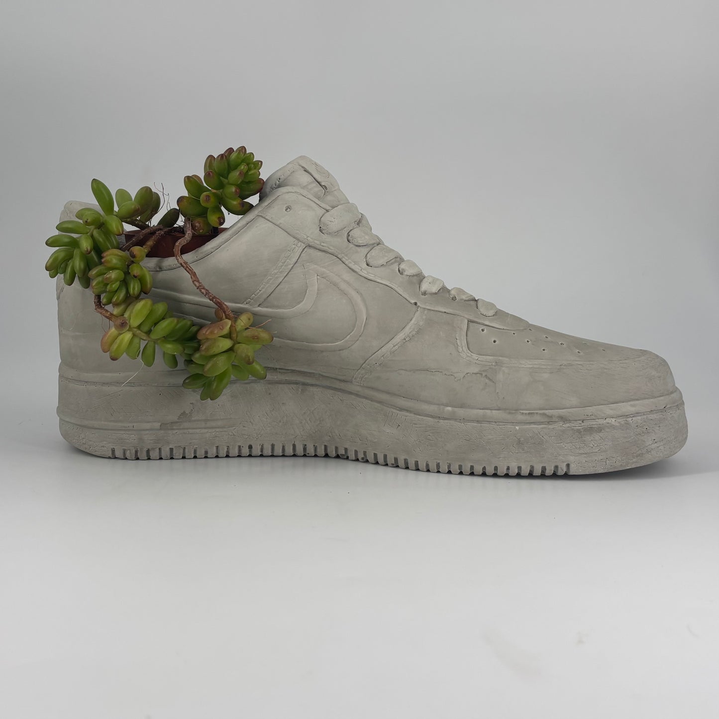 Coprivaso Popikò in ceramica artigianale opaca color grigio, design sneaker Air Force One, Made in Italy fatto a mano.