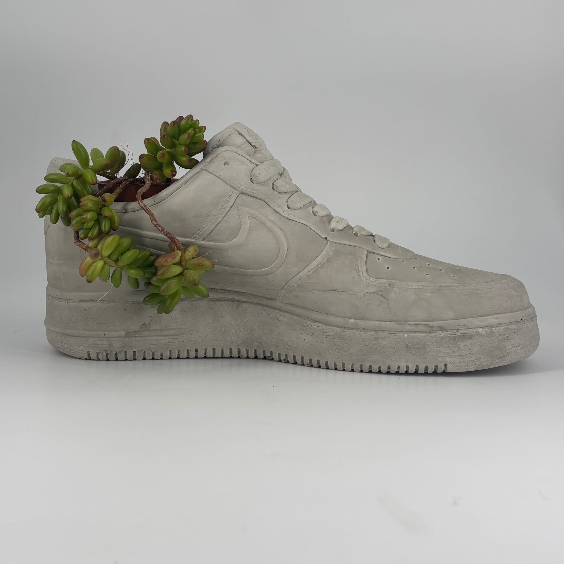 Coprivaso Popikò in ceramica artigianale opaca color grigio, design sneaker Air Force One, Made in Italy fatto a mano.