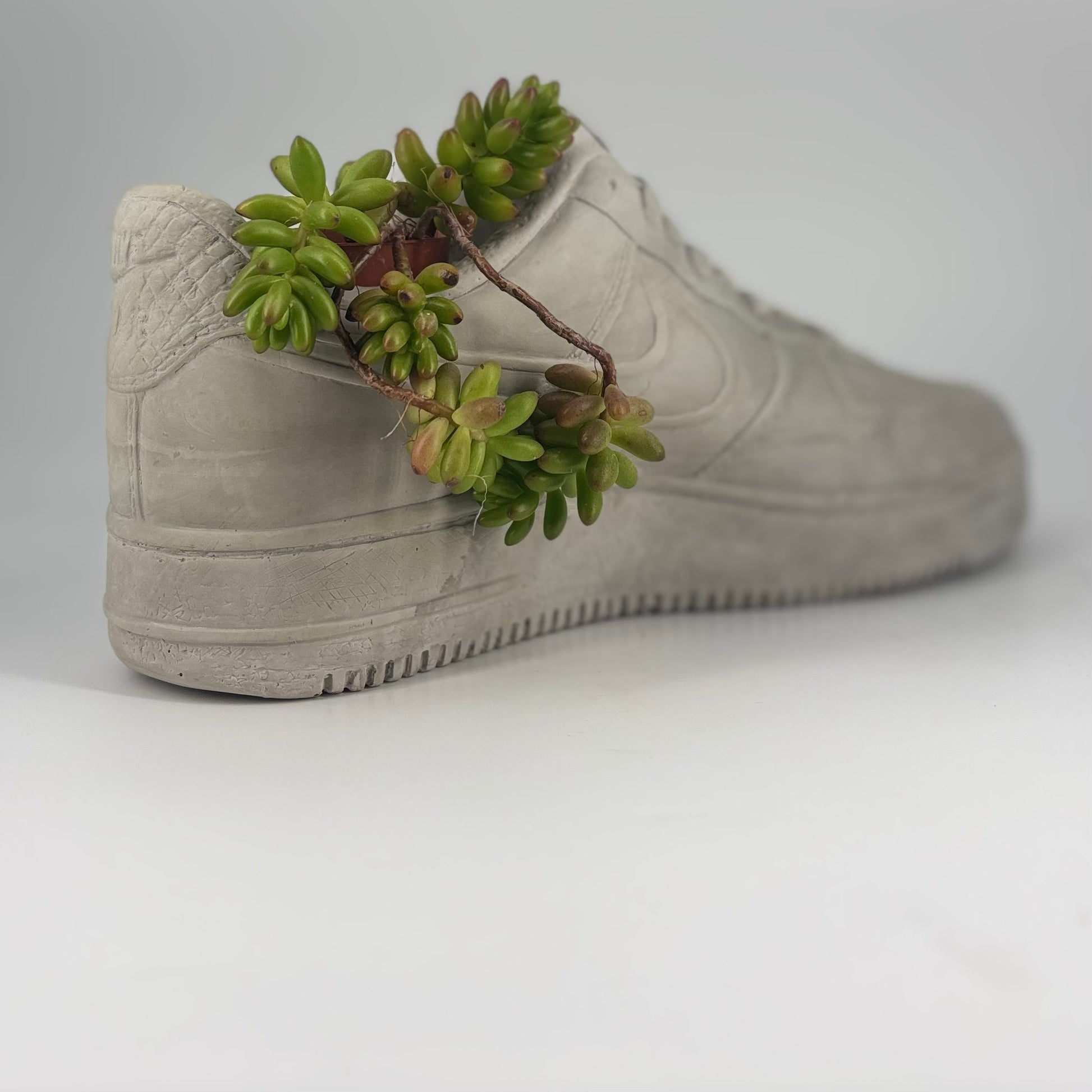 Coprivaso Popikò in ceramica artigianale Made in Italy, bianco opaco, forma sneaker urban minimalista, fatto a mano.