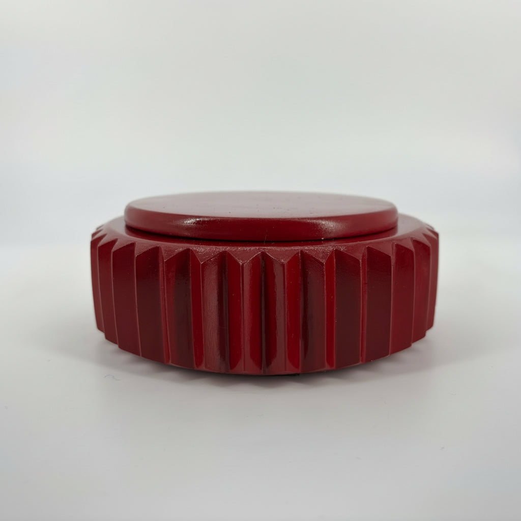 Scrigno Popikò in ceramica artigianale rossa lucida con finitura a rilievo, elegante e fatto a mano in Italia.