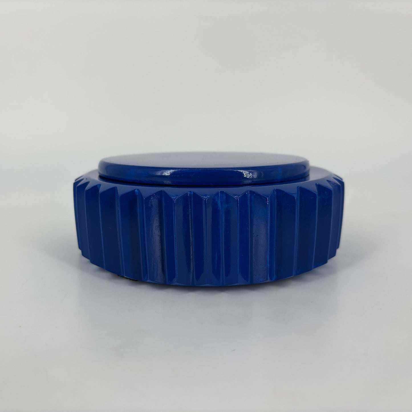 Contenitore con coperchio Popikò in ceramica artigianale blu lucido, design Made in Italy fatto a mano, stile contemporaneo.
