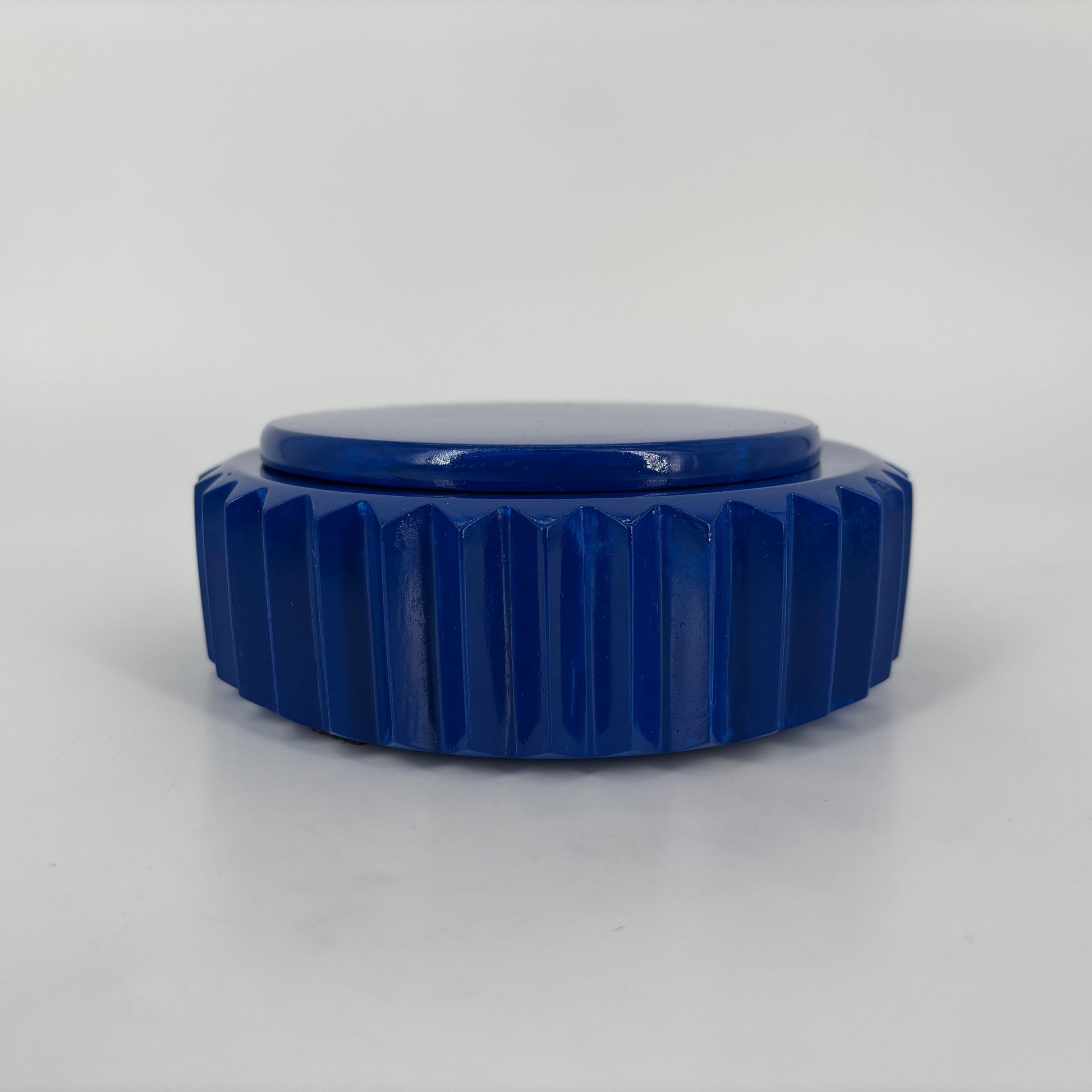 Contenitore con coperchio Popikò in ceramica artigianale blu lucido, design Made in Italy fatto a mano, stile contemporaneo.
