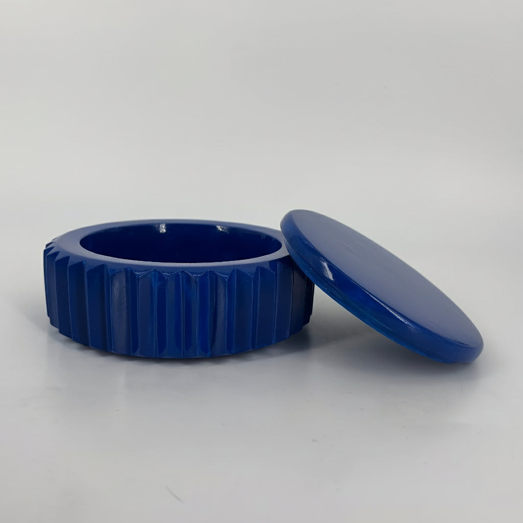 Scrigno in ceramica artigianale Popikò blu lucido con texture rigata, fatto a mano in Italia, design contemporaneo elegante.