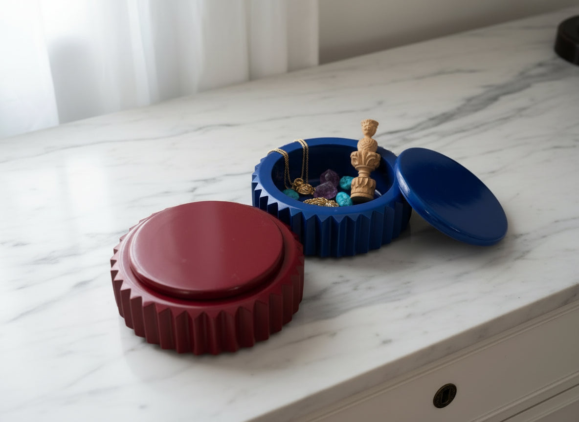 Scrigno in ceramica artigianale Popikò, con coperchio, finitura lucida blu e rossa, design Made in Italy fatto a mano.
