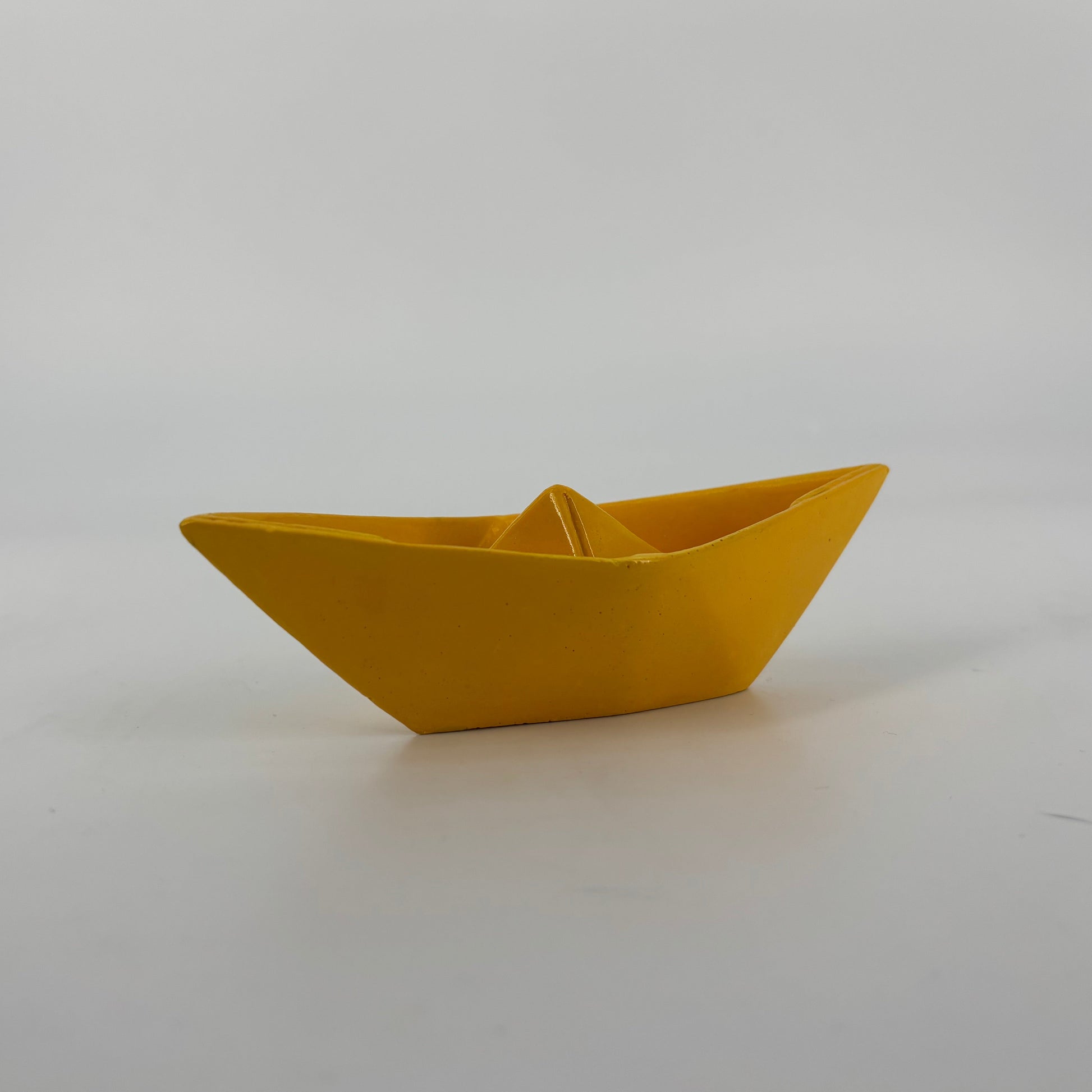 Barchetta in ceramica artigianale Popikò gialla, finitura opaca, design minimalista fatto a mano Made in Italy.