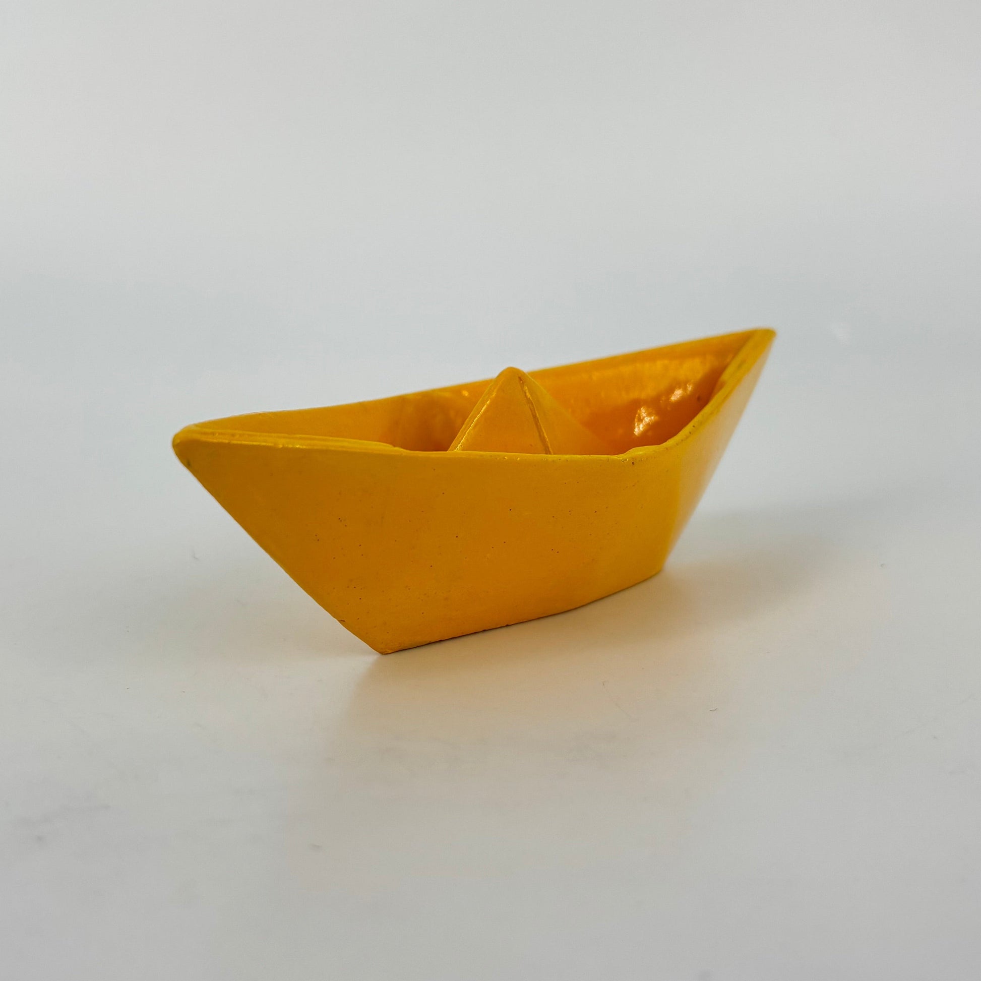 Barchetta in ceramica artigianale Popikò gialla lucida, Made in Italy, design contemporaneo fatto a mano.