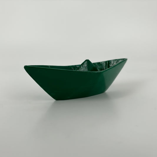 Barchetta Popikò in ceramica artigianale verde lucida fatto a mano, stile contemporaneo, Made in Italy.