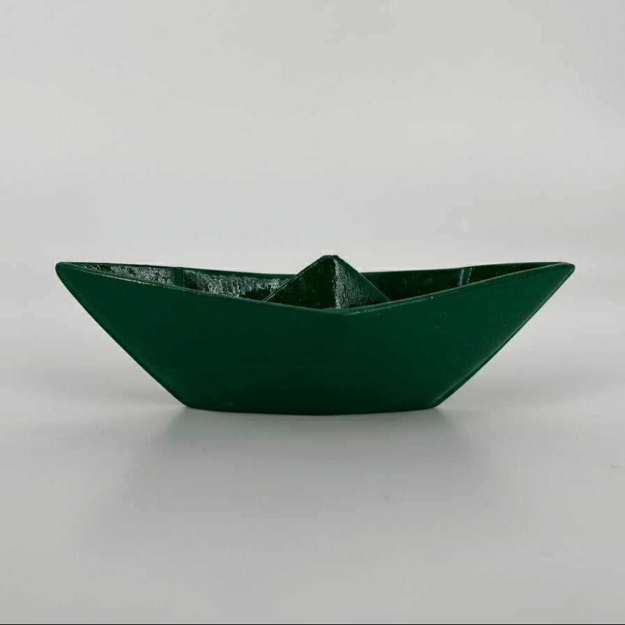 Barchetta in ceramica artigianale Popikò verde lucida, fatto a mano, design minimalista Made in Italy.