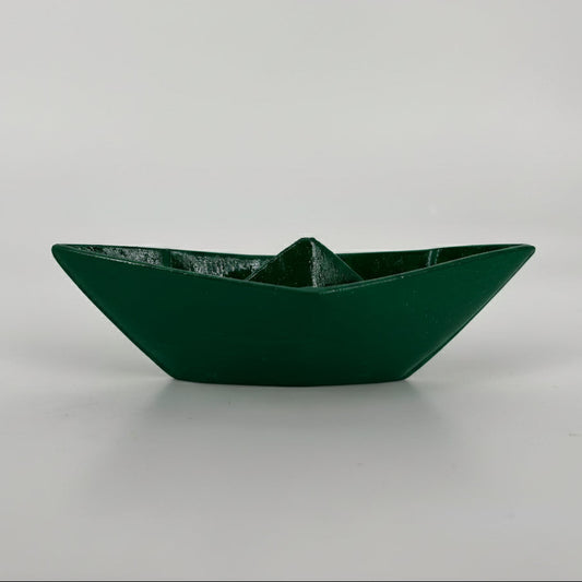 Barchetta in ceramica artigianale Popikò verde lucida, fatto a mano, design minimalista Made in Italy.