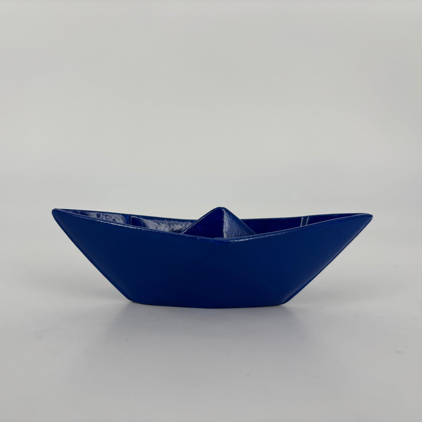 Barchetta in ceramica artigianale Popikò blu lucido, fatto a mano, stile minimalista Made in Italy.