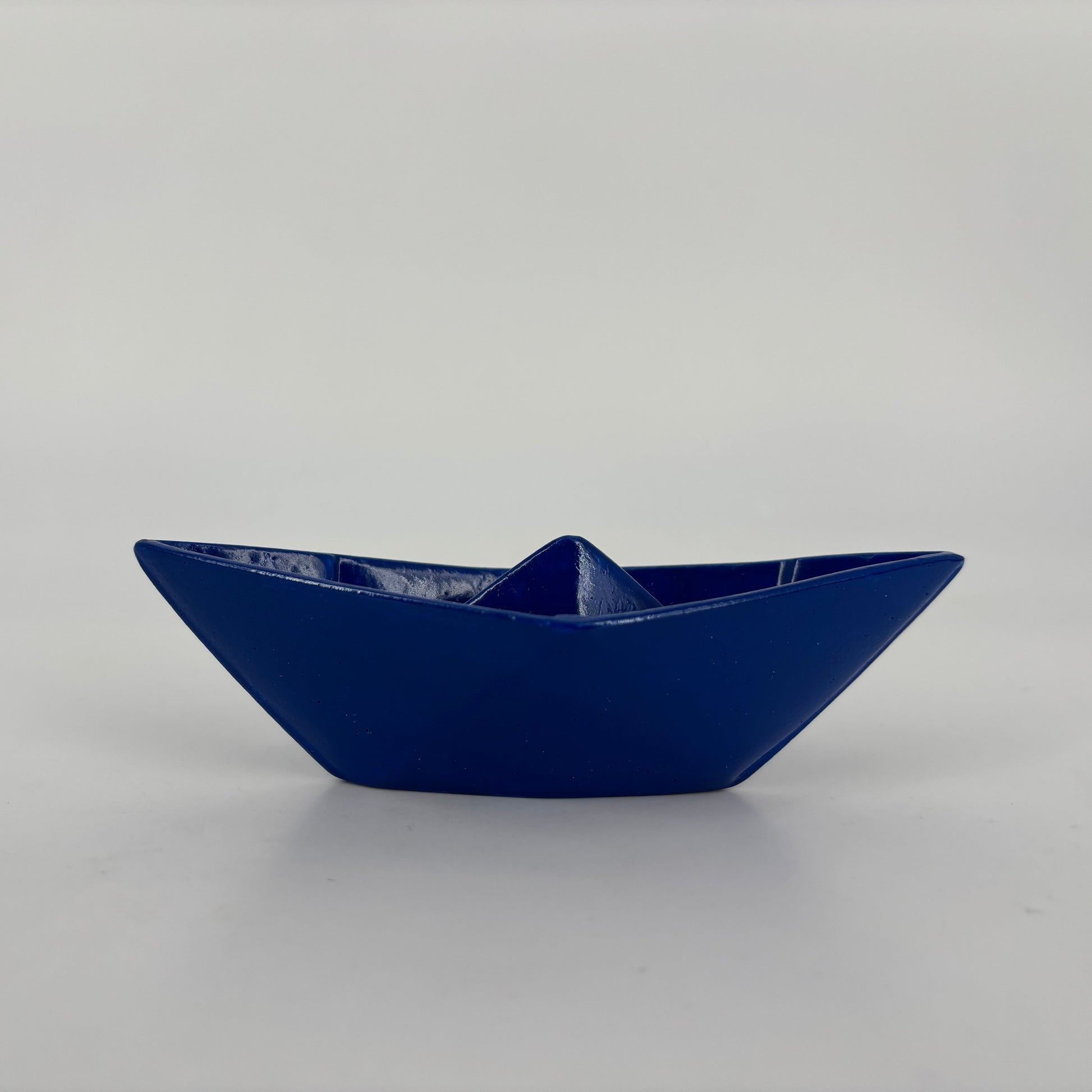 Barchetta in ceramica artigianale Popikò blu lucido, fatto a mano, stile minimalista Made in Italy.