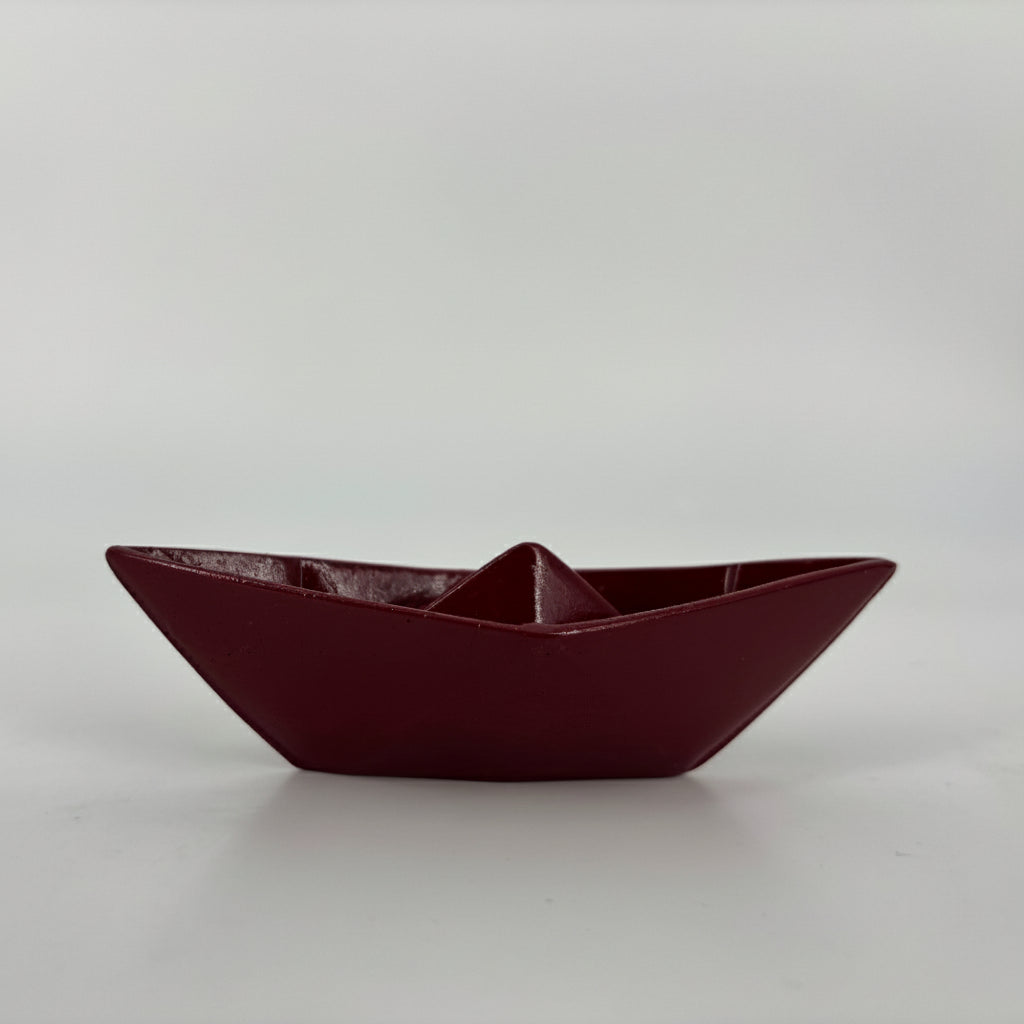 Barchetta Popikò in ceramica artigianale rossa lucida, fatto a mano in Italia, design minimalista elegante.