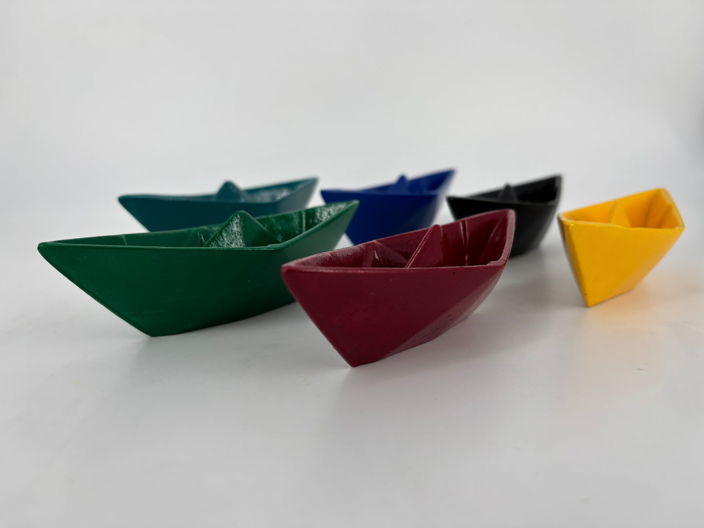 Barchette in ceramica artigianale Popikò fatto a mano, finitura lucida, colori vivaci, stile contemporaneo Made in Italy.