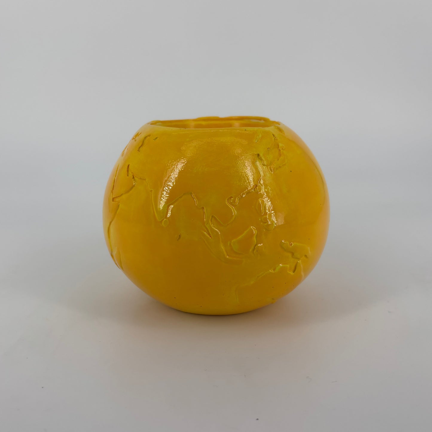 Globo in ceramica artigianale Popikò giallo lucido, decorazione fatta a mano, stile contemporaneo Made in Italy.