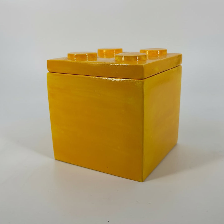 Cubo smaltato giallo lucido Popikò in ceramica artigianale, fatto a mano, Made in Italy con coperchio a incastro.